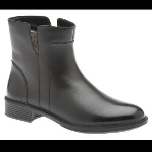 - NWOB Umberto Raffini Black Trina Leather Pull-on Boot Plush Lined